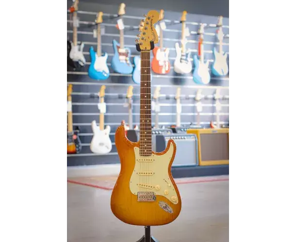 AMERICAN PERFORMER STRAT AVEC HOUSSE Must-Have