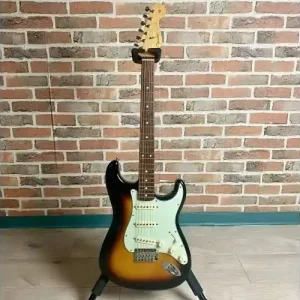 Paiement Sécurisé CLASSIC PLAYER 60S STRATOCASTER PF 3 TONS SUNBURST + HOUSSE