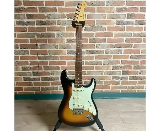 Paiement Sécurisé CLASSIC PLAYER 60S STRATOCASTER PF 3 TONS SUNBURST + HOUSSE