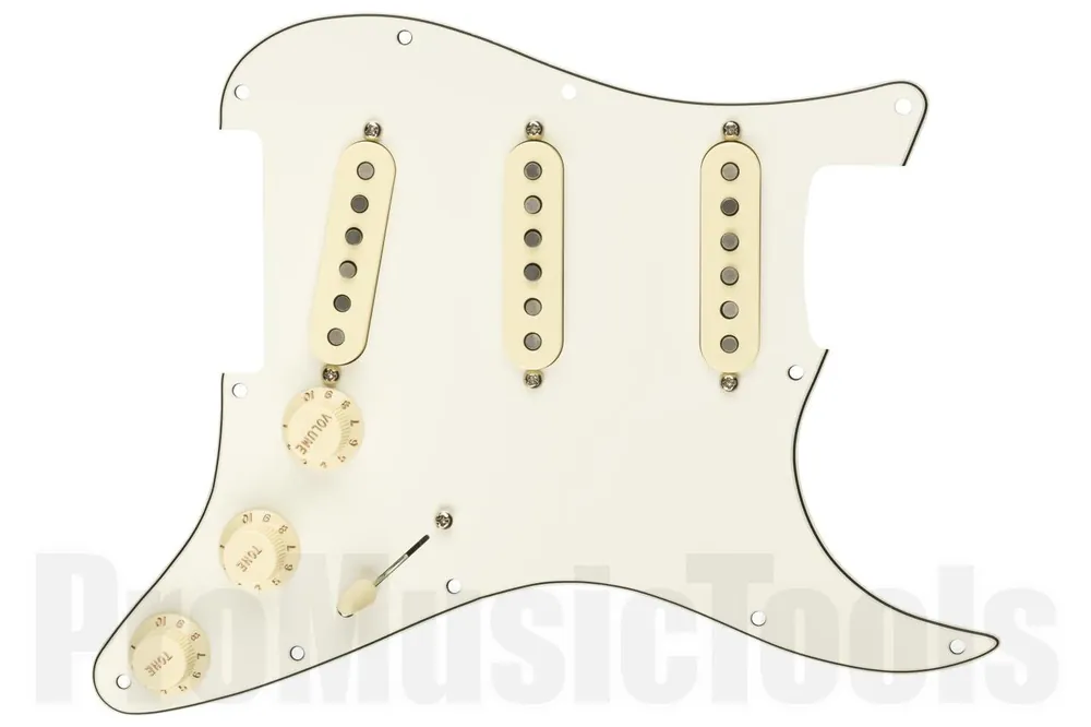 Fender Pre-Wired Strat Pickguard - Custom Shop Fat 50‘s SSS - Parchment 11 Hole PG Achetez Aujourd'hui